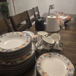 set of dishes diferent sizes and cup