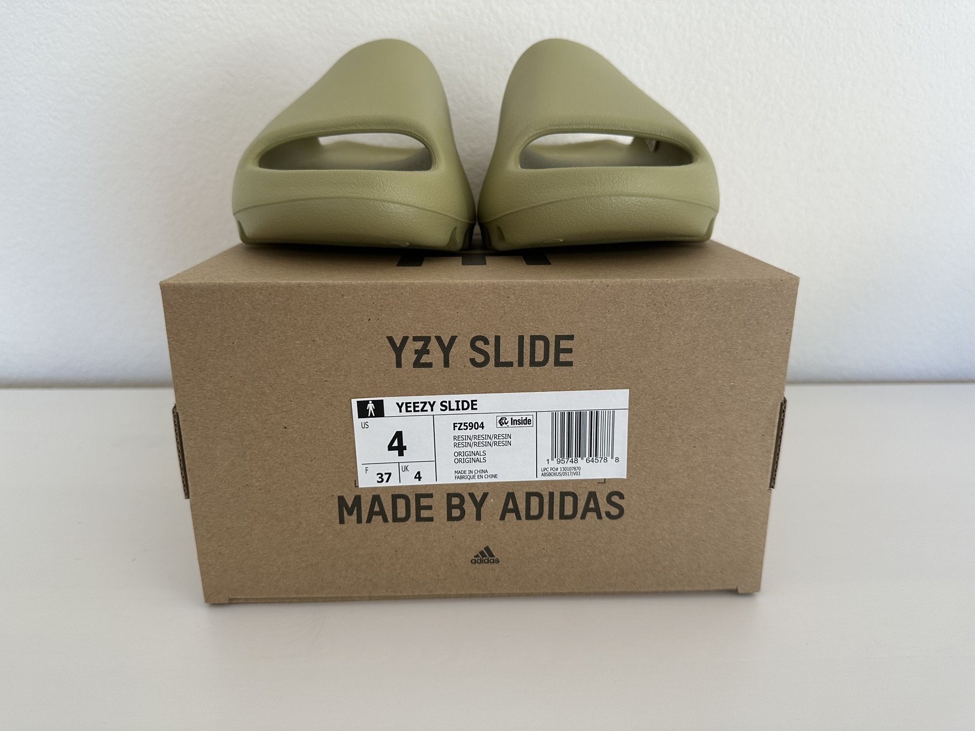 YEEZY SLIDE RESIN DS NEW SIZE 4