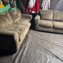 Brown couch and loveseat great condition clean we sell all the time delivery extra $40 local