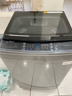 Selling a Comfee 2.4 Cu Ft Top Load Washing Machine (Model CLV24N2AMG).