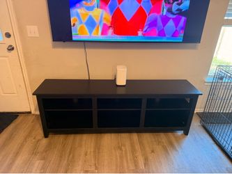 Tv stand holds tv up to 70 inches