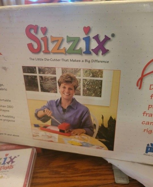 Sizzix Craft Machine and 4 Dies NEW