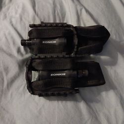 Used, good Condition Bicycle Pedals/ with straps.  Please Check Out All My Offers.  Thank you for looking 😊