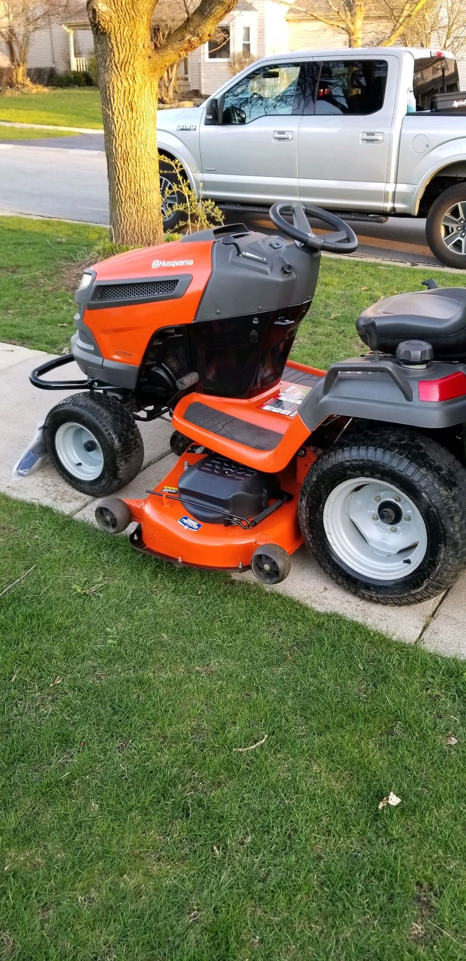 Husqvarna LGT2654 Garden tractor. 54" Deck 26 HP Kholer TRIPLE Bagger
