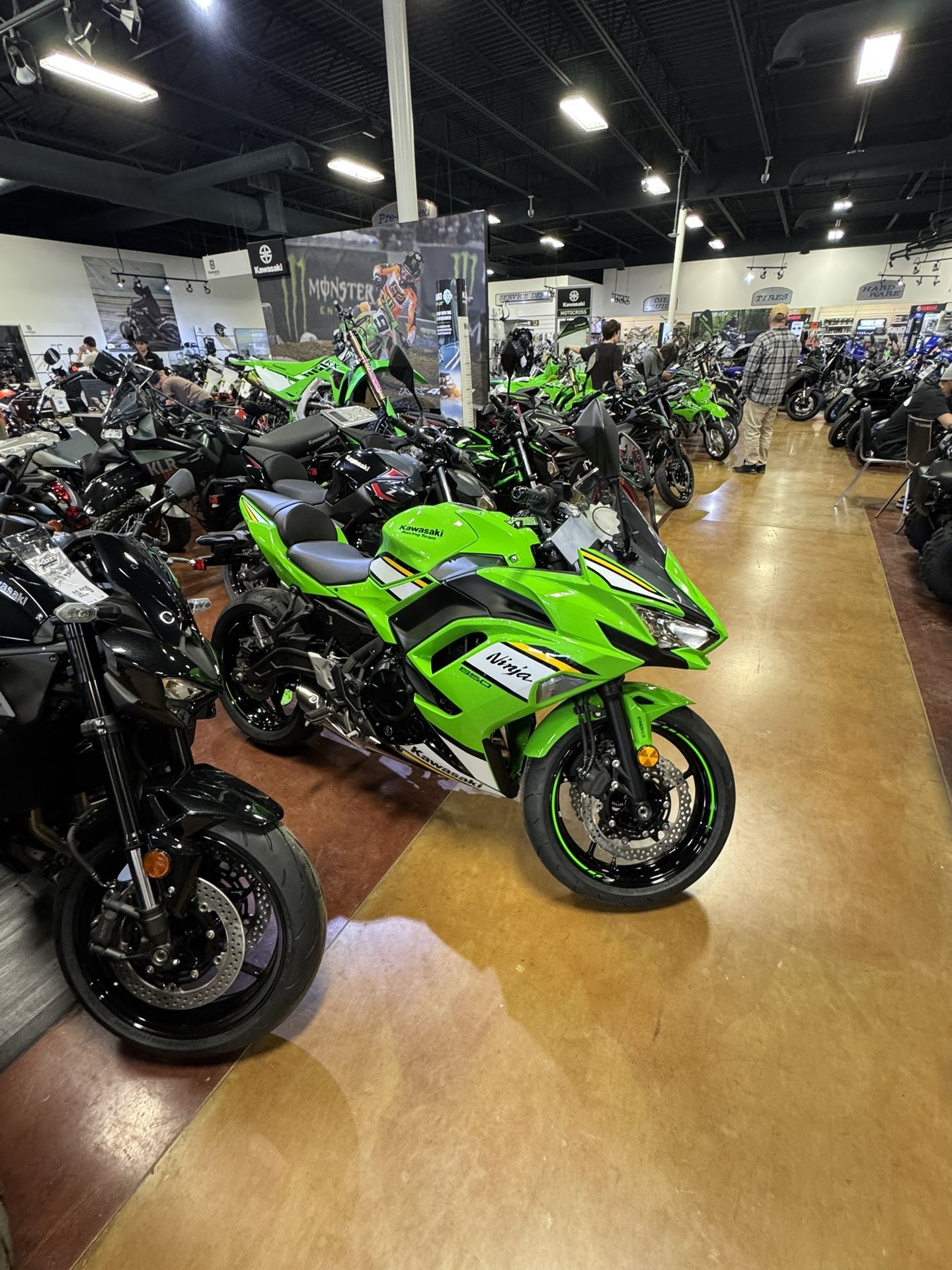 2025 Comes with extras, tank pad, sliders, bought at the Kawasaki house Ninja 650 ABS KTR