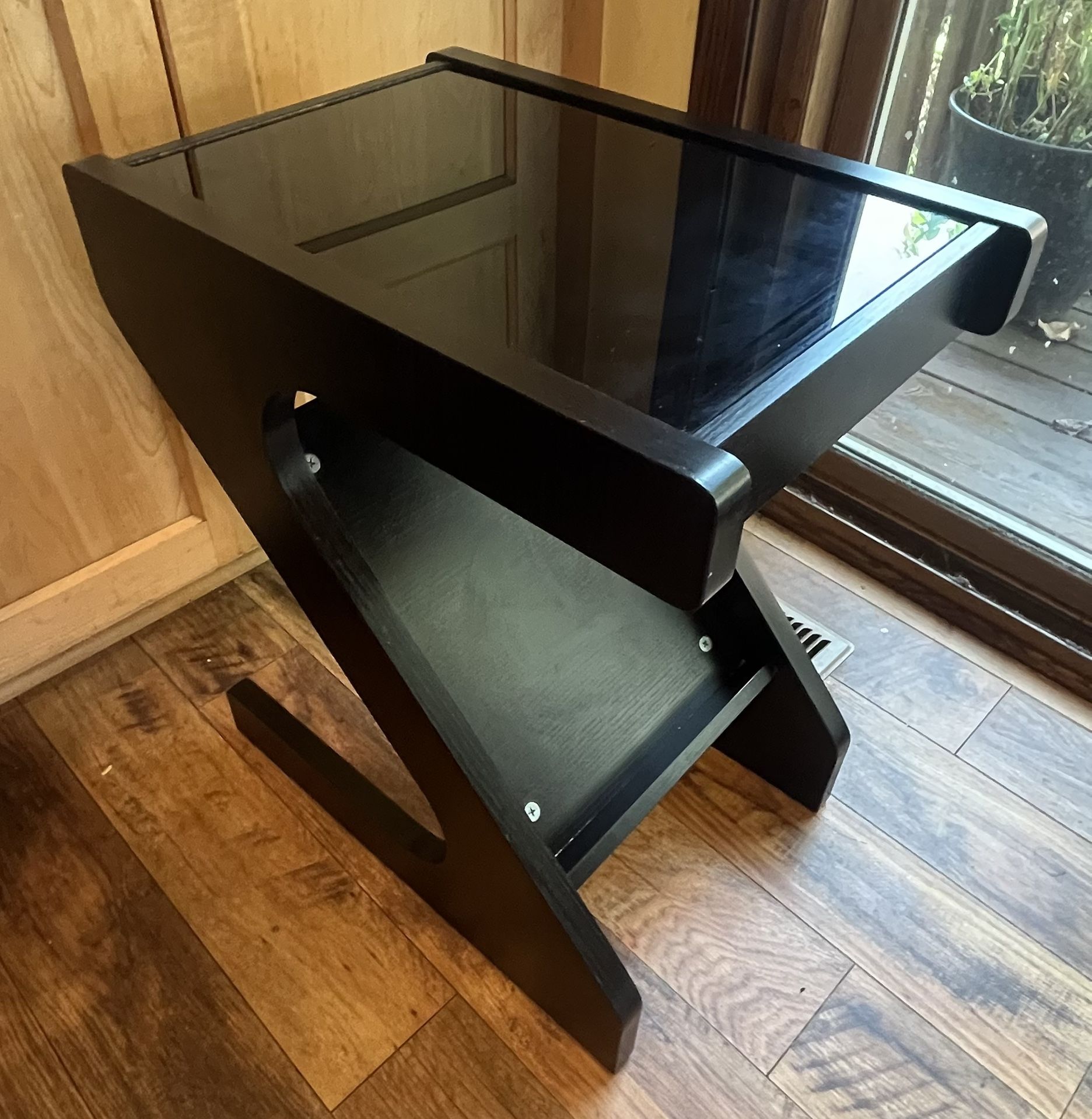 Zubin Modern End Table With Glasstop & Magazine Rack