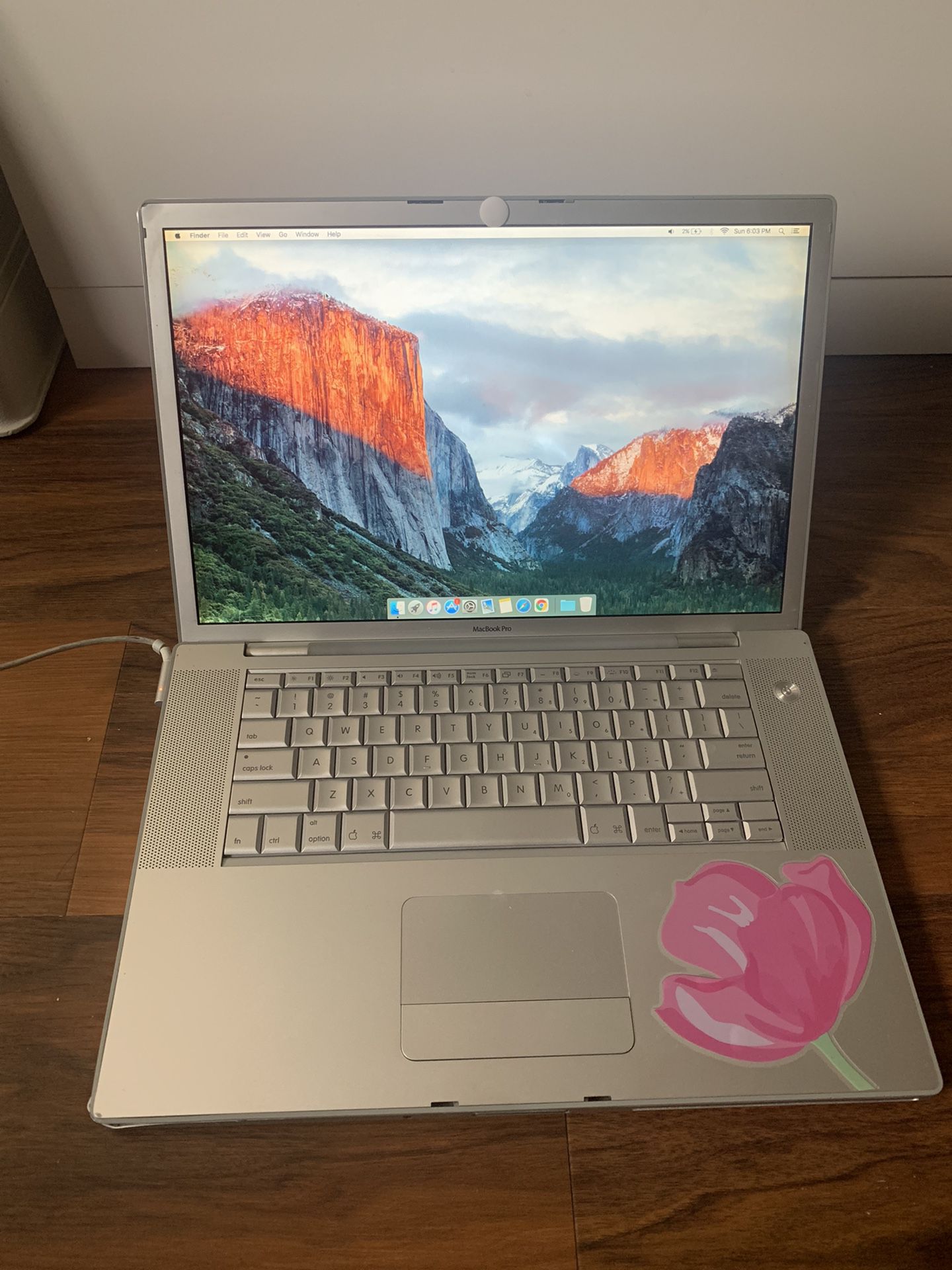 15" Apple MacBook Pro - 2.4Ghz Intel Dual Core Processor - 2 GB RAM upgradable to max. 6gb) - 256MB NVIDIA GeForce Graphics Card - Super DVD Writer Dr