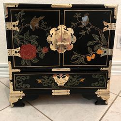 Chinoiserie Hand Painted Black Lacquered Oriental Cabinet In Amazing Condition!