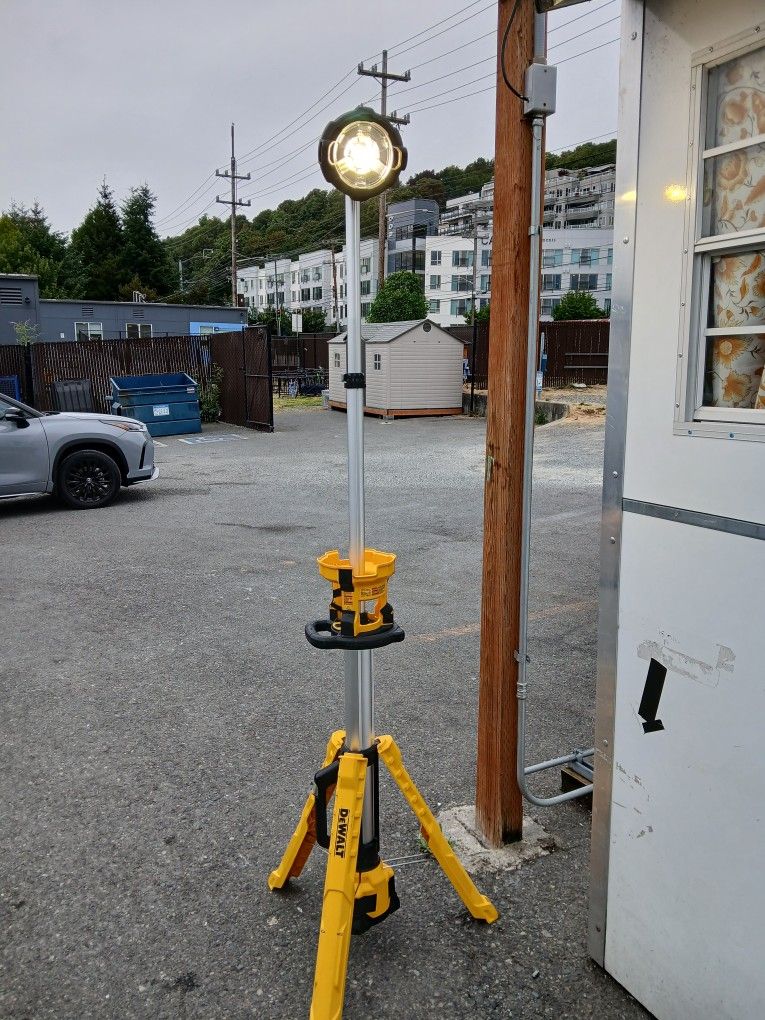 DEWALT TRIPOD WORK LIGHT WITH 3 BATTERIES