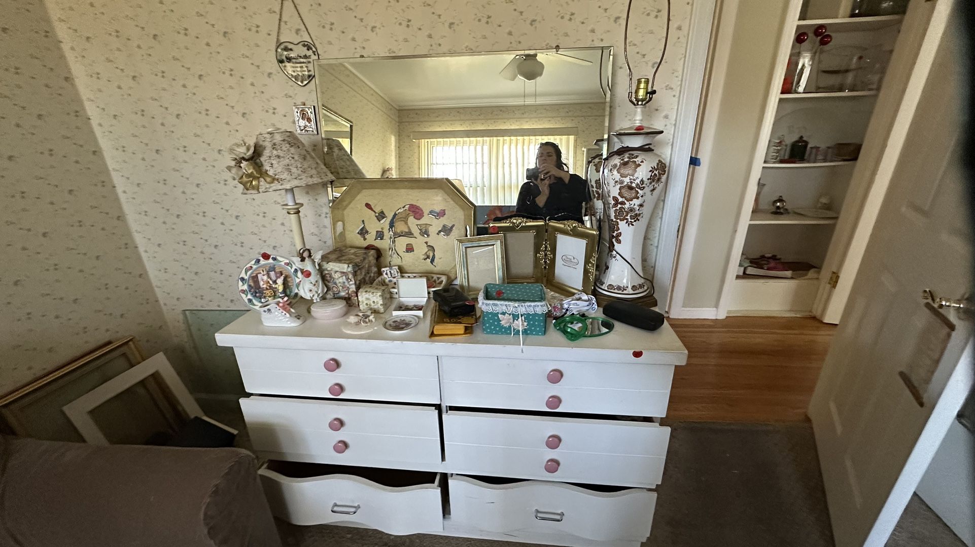 Dresser With Mirror