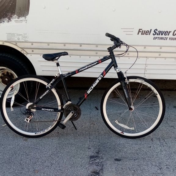 Schwinn Midmoor Hybrid Bike for Sale in Oakland Park FL OfferUp