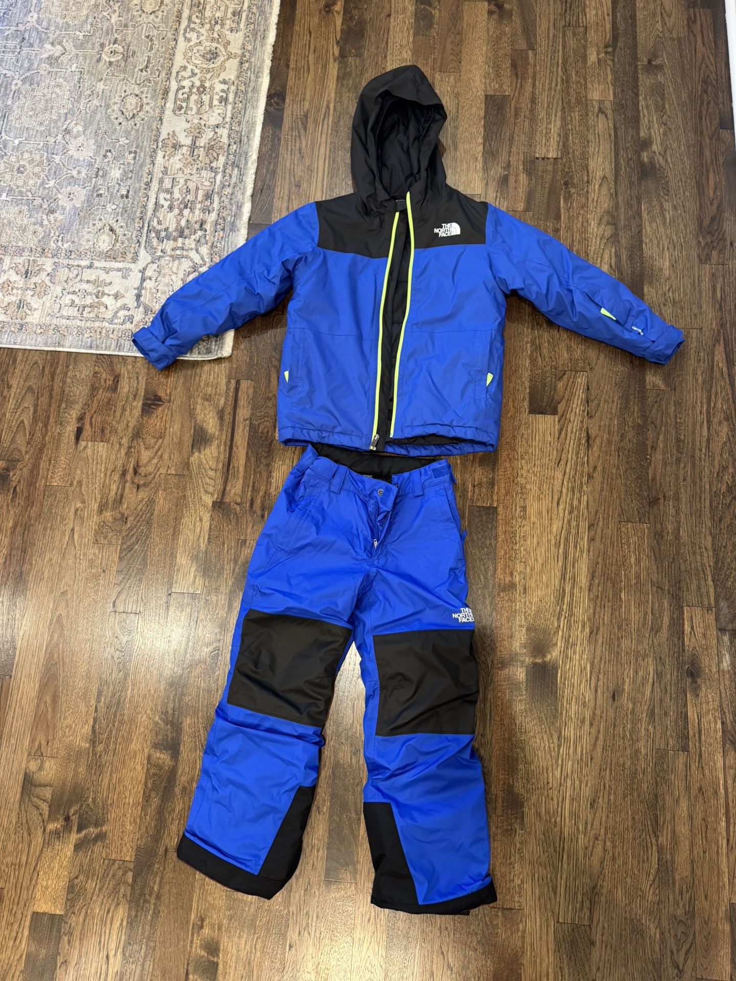 The North Face Kids Winter Set – Jacket + Snow Pants (Size S, 7–8 years)