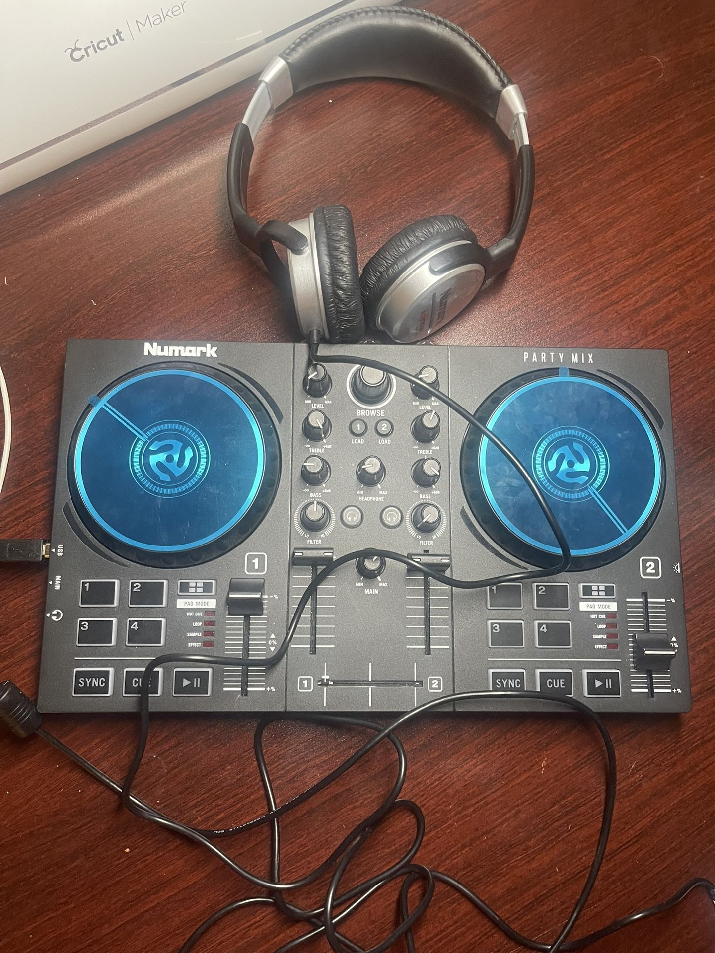 Numark Party Mix Dj Controller With Headphones