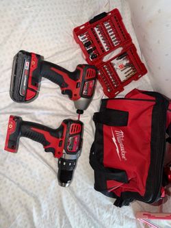 Milwaukee hammer drill and impact driver kit + battery