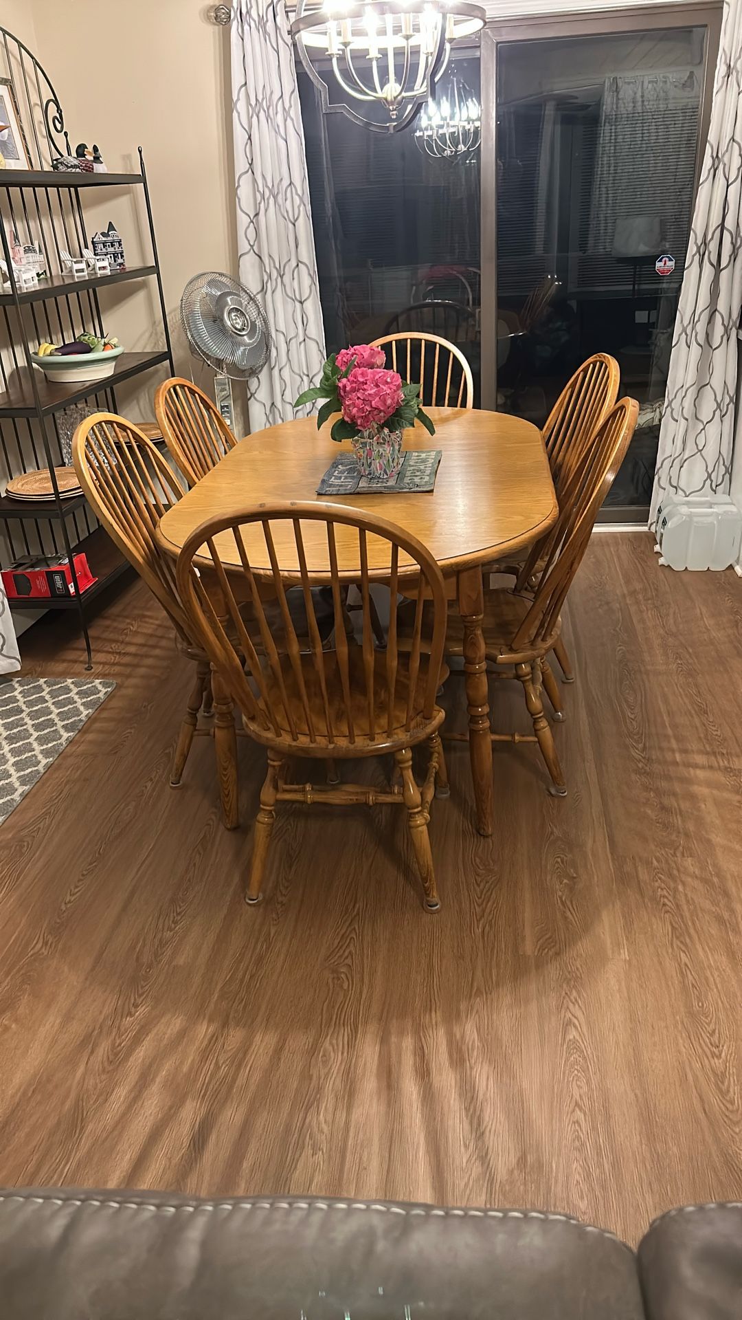 Dining Room Table , 6 Chairs 2 Leaves