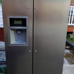 Frigidaire Side By Side Refrigerator (Stainless Steel) 