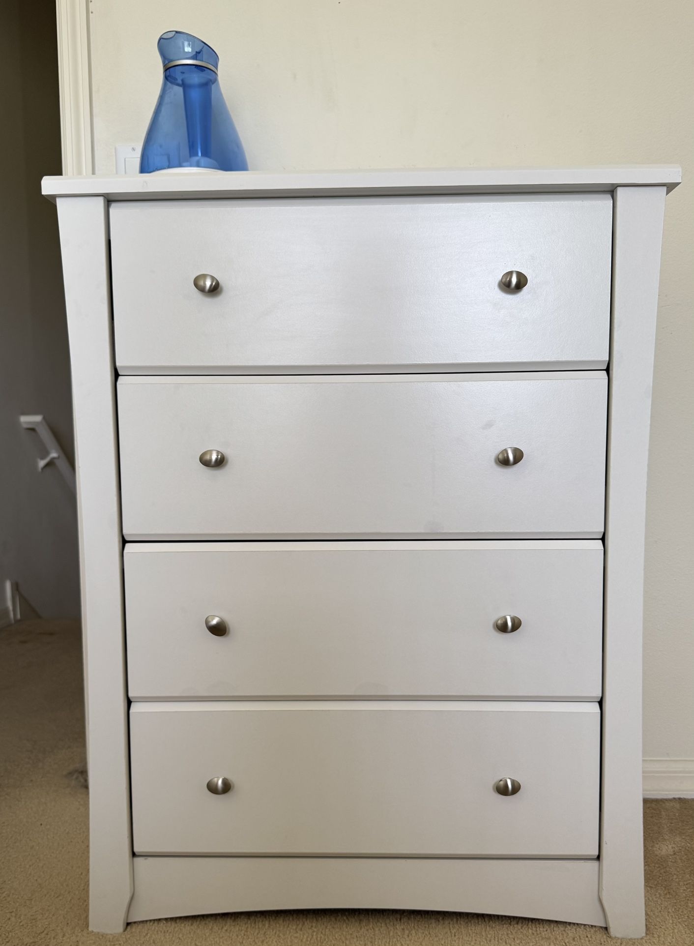White Dresser , No cracked Or Chips