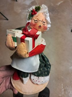 ANNALEE MRS. CLAUS WITH PRESENTS