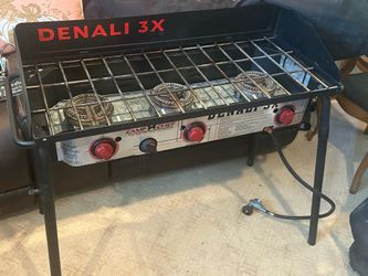 Denali Three burner adjustable legs cast iron pan e lid carrying case.
