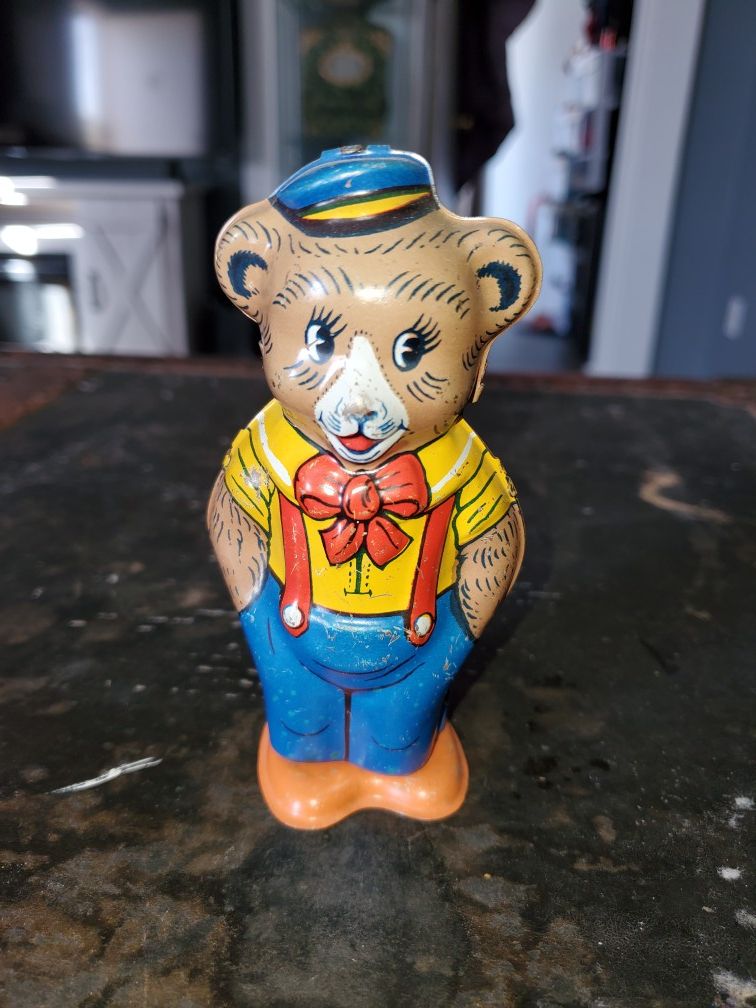 USA Antique tin wind up toy bear.