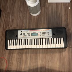 YAMAHA YPT260 61-Key Portable Keyboard with Power Adapter