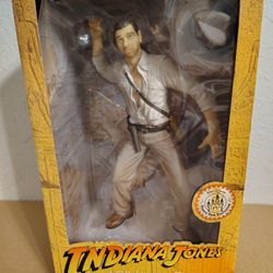 Disney Exclusive Raiders of the Lost Ark Indiana Jones 10 Inch Vinyl Statue Figure