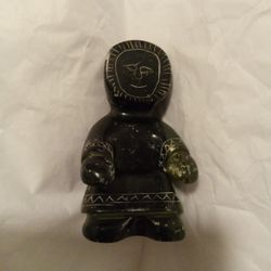 VINTAGE  ESKIMO HAND SIGNED HAND CARVED SOAPSTONE SCULPTURE 