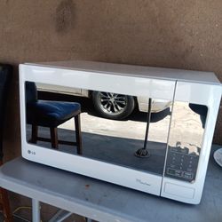LG Microwave  Very Good Condition