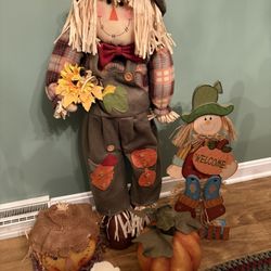 Box of assorted fall / thanksgiving decorations. 