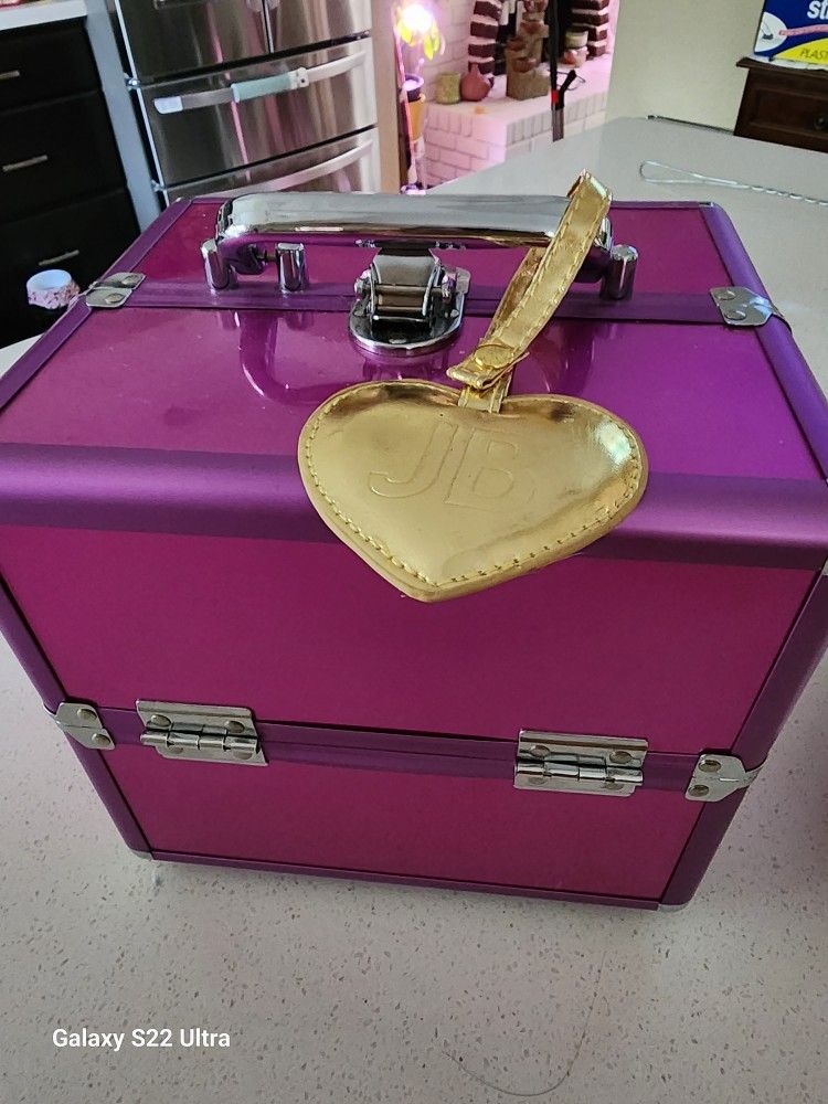 Make Up Five Compartment .