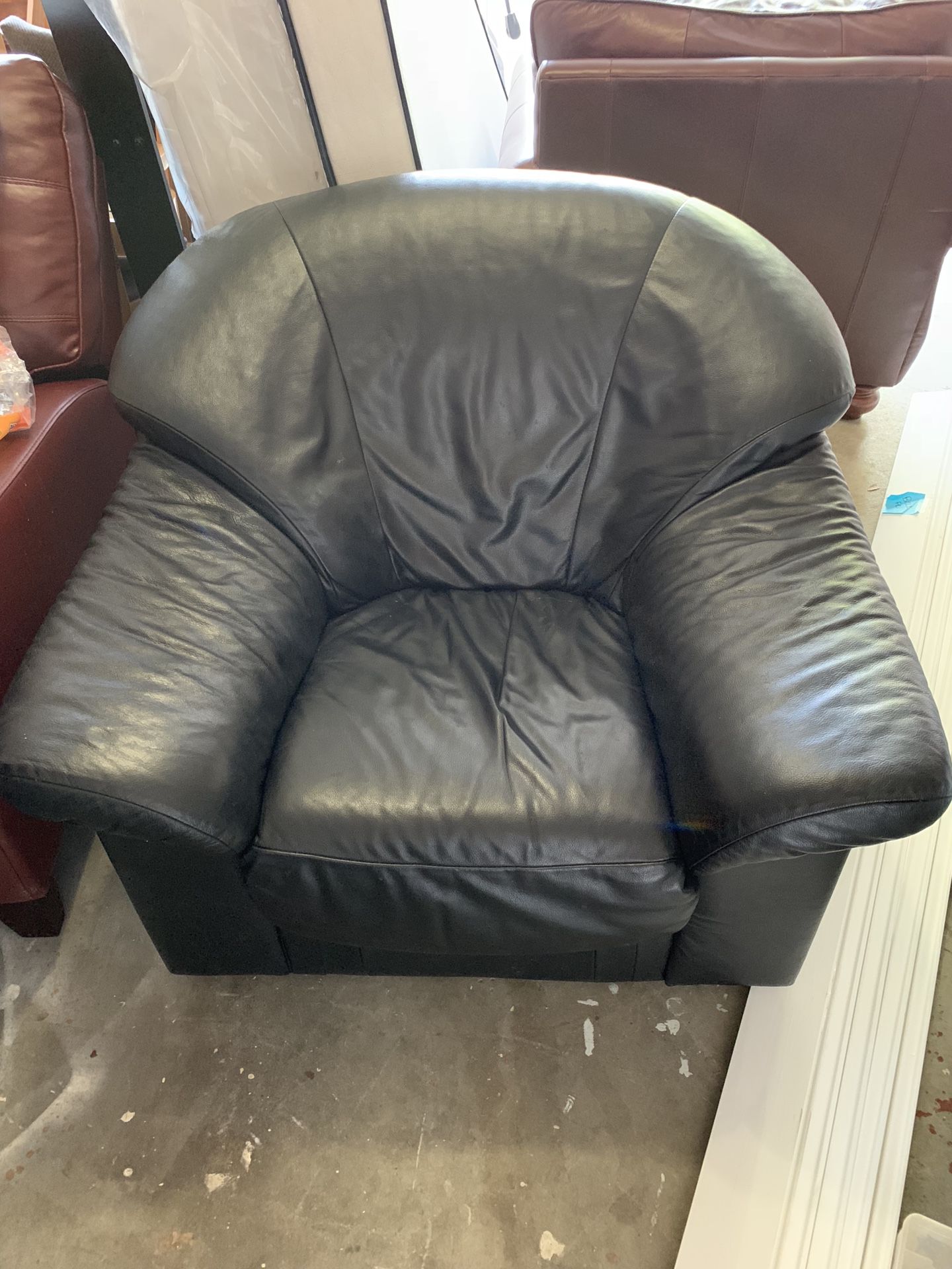 Leather tufted sofa chair