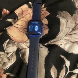 Apple Watch Series 6 Brand New Open Box.    HAS NO SCRATCHES 