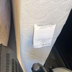 Mattress And Box Springs  Oueen By Sealy 3890  Size 60/80