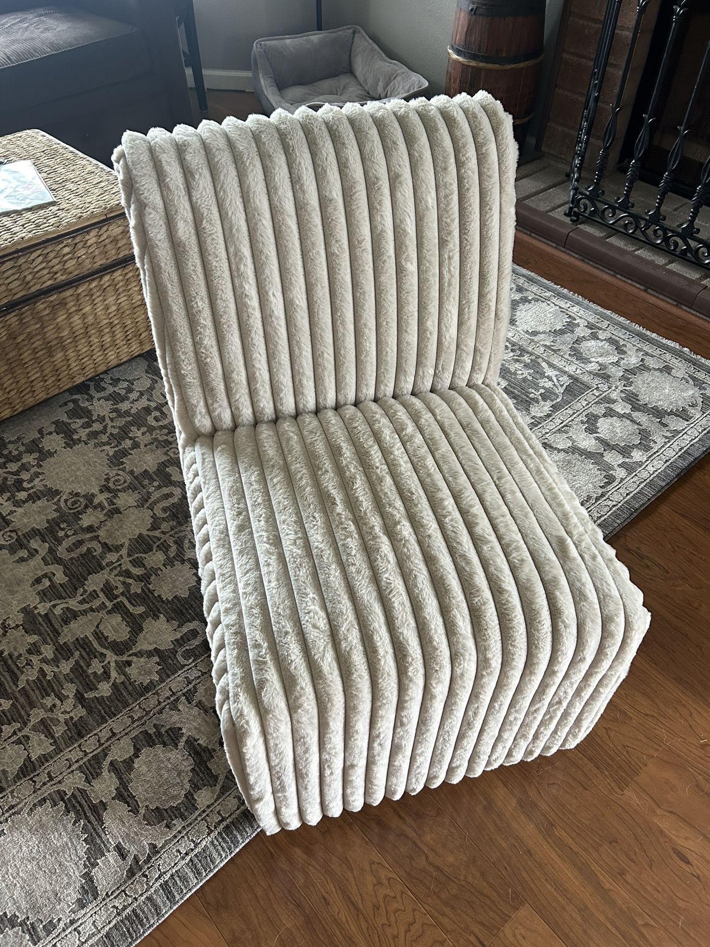 100% Polyester Rolling Chair