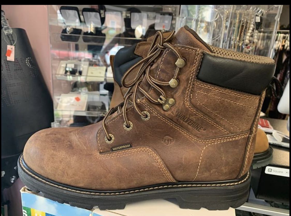 Men wolverine work boots size 12,M at Mimi’s Fashion Store.
