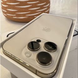 PRISTINE iPHONE 14 Pro Max 256GB ATT NETWORK LOCKED + ORIGINAL CHARGER