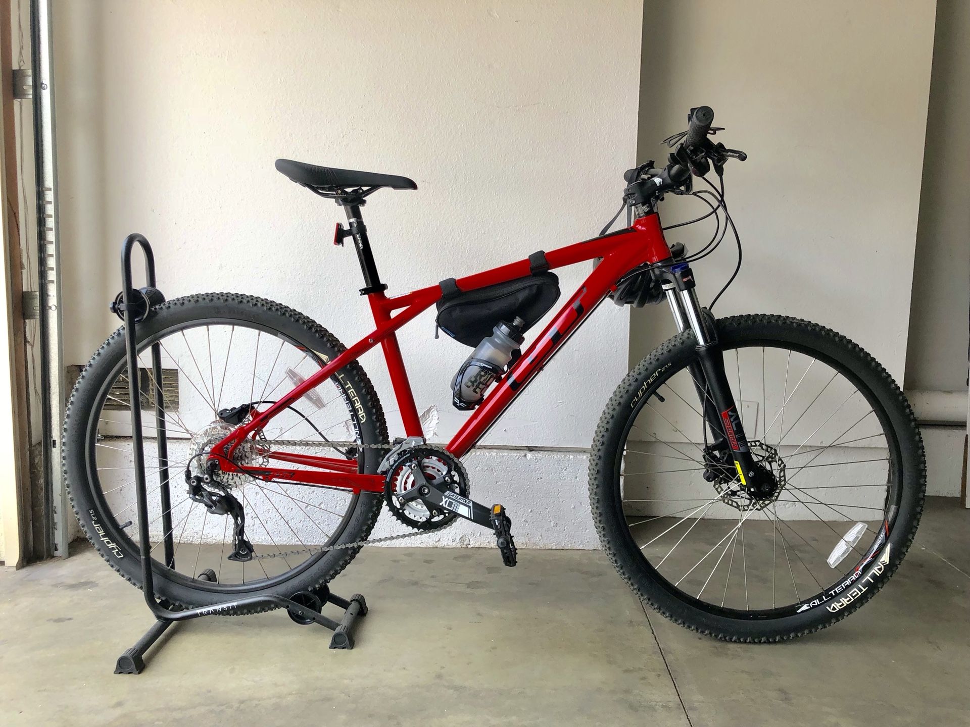 GT Backwoods sport 27.5 mountain bike red