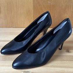 Newport News Women’s Size 7 M Black Fine Leather Stiletto Heel Slip On Heels