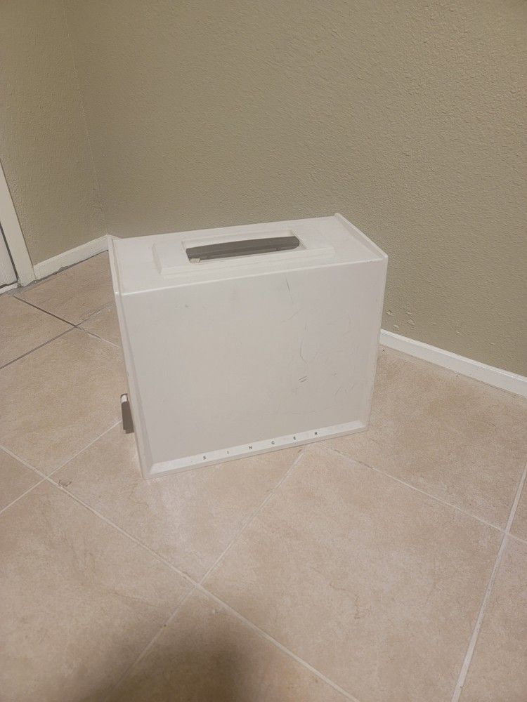 SINGER SEWING MACHINE 