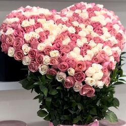 Standing Heart Arrangement XL💐 170-195 Roses