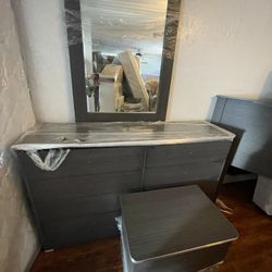 5PC BEDROOM SET PICK UP TODAY 