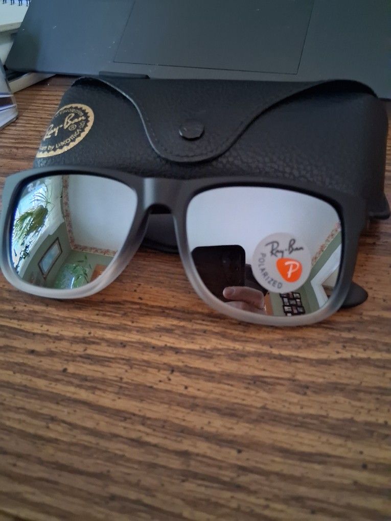 RAY BAN JUSTIN'S w/ BLACK TO GREY FRAME & POLARIZED SILVER MIRROR LENSES. NEW IN BOX