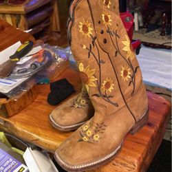 Boots Size 5/h