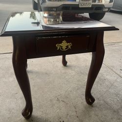Living Room Table Free 26X21,21”Hight
