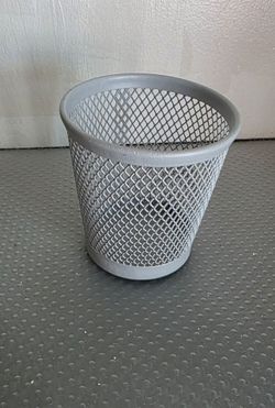 Grid pen holder