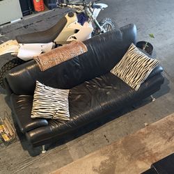 BLACK LEATHER COUCH