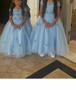 Dos vestidos de gala de niñas