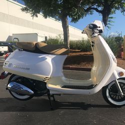 Brand New Amigo Avenza 200 Classic Gas Scooter