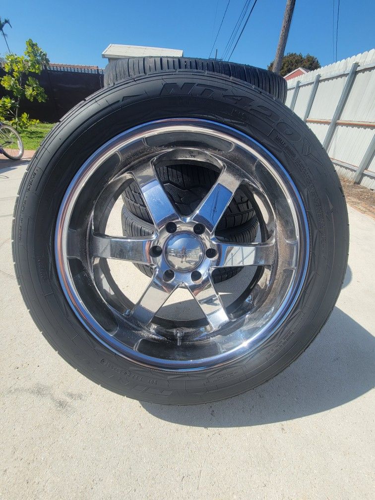 Set of 4 tires Nitto NT420V 305/40R22 114H w/ Boss rims for Sale in ...