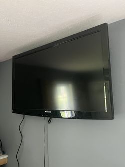 40 inch Panasonic Flat Screen w/ Wall Mount Bracket